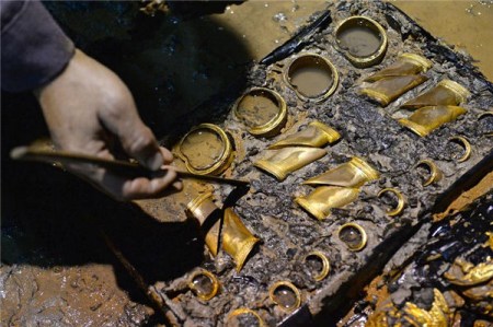 An archaeologist cleans the hoof-shaped ingots from the tomb of "Haihunhou" (Marquis of Haihun) in Nanchang, capital of East China's Jiangxi province, Nov 17, 2015. (Photo/Xinhua) An archaeologist cleans the hoof-shaped ingots from the tomb of "Haihunhou" (Marquis of Haihun) in Nanchang, capital of East China's Jiangxi province, Nov 17, 2015. (Photo/Xinhua)