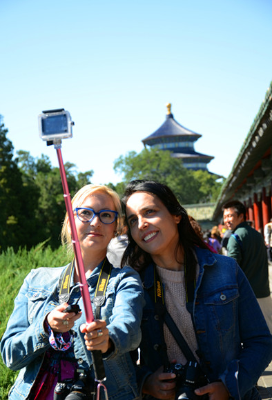 Two foreign tourists pose for a "selfie" at the Temple of Heaven in Beijing in October. (Photo: China Daily/Zou Wei) Two foreign tourists pose for a "selfie" at the Temple of Heaven in Beijing in October. (Photo: China Daily/Zou Wei)