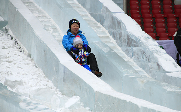 A mother and child slide down an ice slope at the Happy Ice and Snow Carnival. (Photo/provided to chinadaily.com.cn) A mother and child slide down an ice slope at the Happy Ice and Snow Carnival. (Photo/provided to chinadaily.com.cn)