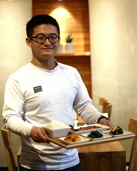 Obentos manager Justin Hao says health-minded customers choose from vegetarian and meat-centered dishes to fit their exercise plans. (Photo: China Daily/Guan Xin) Obentos manager Justin Hao says health-minded customers choose from vegetarian and meat-centered dishes to fit their exercise plans. (Photo: China Daily/Guan Xin)
