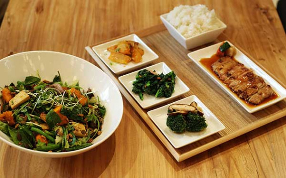 Obentos manager Justin Hao says health-minded customers choose from vegetarian and meat-centered dishes to fit their exercise plans. (Photo: China Daily/Guan Xin) Obentos manager Justin Hao says health-minded customers choose from vegetarian and meat-centered dishes to fit their exercise plans. (Photo: China Daily/Guan Xin)