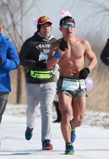Zhang Guocai runs a marathon in Beijing in January. (Photo provided to China Daily) Zhang Guocai runs a marathon in Beijing in January. (Photo provided to China Daily)