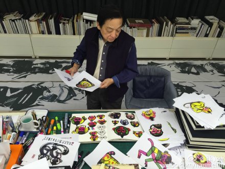 Han Meilin is surrounded by working sketches of the Spring Festival Gala mascot. (Photo from Han Meilin's Weibo) Han Meilin is surrounded by working sketches of the Spring Festival Gala mascot. (Photo from Han Meilin's Weibo)