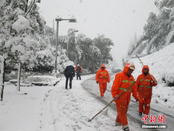 Workers clean snow-covered road in Hangzhou, East China's Zhejiang province, on Thursday. (Photo/chinanews.com) Workers clean snow-covered road in Hangzhou, East China's Zhejiang province, on Thursday. (Photo/chinanews.com)