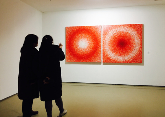 Visitors appreciate the work by artist Meng Luding at the Research Exhibition of Abstract Art in China. (Photo: Ecns.cn/Feng Shuang) Visitors appreciate the work by artist Meng Luding at the Research Exhibition of Abstract Art in China. (Photo: Ecns.cn/Feng Shuang)