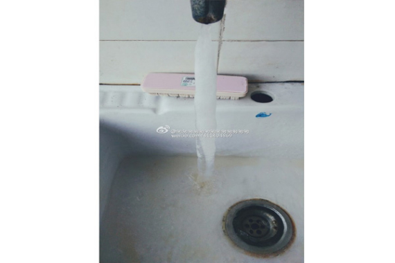 A frozen tap at a student dormitory in Jiangsu University, Zhenjiang city, East China's Jiangsu province. (Photo/weibo.com) A frozen tap at a student dormitory in Jiangsu University, Zhenjiang city, East China's Jiangsu province. (Photo/weibo.com)