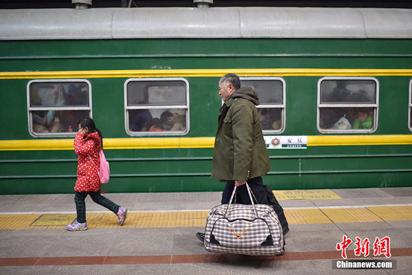 Passengers walk to board an extra train bound to Anqing city, East China's Anhui province, at Beijing West Railway Station on Jan 24, 2016. The train marks the start of travel rush of the 40-day Spring Festival travel. (Photo/Chinanews.com) Passengers walk to board an extra train bound to Anqing city, East China's Anhui province, at Beijing West Railway Station on Jan 24, 2016. The train marks the start of travel rush of the 40-day Spring Festival travel. (Photo/Chinanews.com)