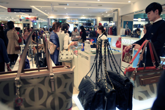 Chinese visitors at a duty-free shop in Seoul, South Korea. China-South Korea trade reached $274 billion in 2013, a 7 percent year-on-year increase. (Zhu Xingxin/China Daily) Chinese visitors at a duty-free shop in Seoul, South Korea. China-South Korea trade reached $274 billion in 2013, a 7 percent year-on-year increase. (Zhu Xingxin/China Daily)