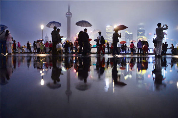 Visitors at Shanghai's Bund on a rainy night. Photos provided to China Daily Visitors at Shanghai's Bund on a rainy night. Photos provided to China Daily