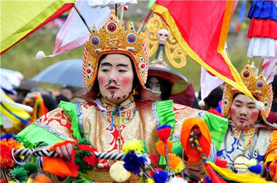 Performers play King Gesar at a festival in Dege county, Sichuan province, which the legend describes as the king's hometown. (Photo: Xinhua/Wu Guangyu) Performers play King Gesar at a festival in Dege county, Sichuan province, which the legend describes as the king's hometown. (Photo: Xinhua/Wu Guangyu)