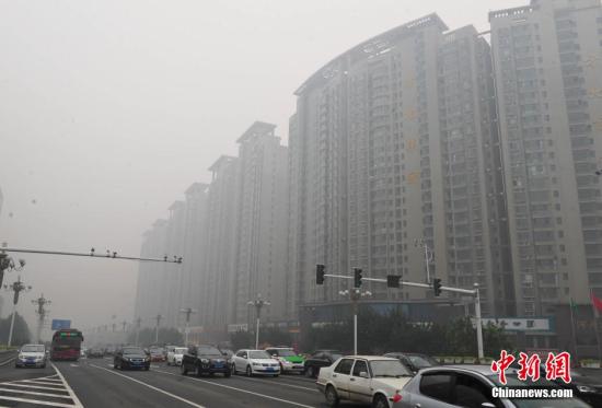 File photo shows a smoggy day in Shijizhuang, capital of Hebei province. (Photo/China News Service) File photo shows a smoggy day in Shijizhuang, capital of Hebei province. (Photo/China News Service)