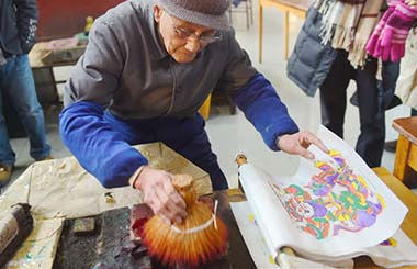 Guo Taiyuan, 91, shows his skill of making woodprint pictures at a museum in Kaifeng, Henan province. Photo provided to China Daily Guo Taiyuan, 91, shows his skill of making woodprint pictures at a museum in Kaifeng, Henan province. Photo provided to China Daily