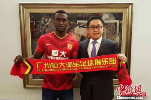 Guangzhou Evergrande have signed with Atletico Madrid striker Jackson Martinez (L) on a four-year contract for a fee of 42 million euros,the club announced Wednesday on its website. Guangzhou Evergrande have signed with Atletico Madrid striker Jackson Martinez (L) on a four-year contract for a fee of 42 million euros,the club announced Wednesday on its website.