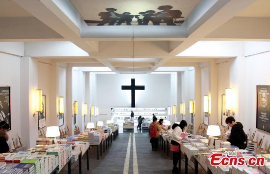 Customers search for books in the Librairie Avant-Garde bookstore in Nanjing, East China’s Jiangsu province, Jan 25, 2015. The bookstore was named as China’s most beautiful bookshop by CNN in 2013 and also included in “Ten of the world’s most beautiful bookshops” by BBC in 2014.(Photo: China News Service/An Dong) Customers search for books in the Librairie Avant-Garde bookstore in Nanjing, East China’s Jiangsu province, Jan 25, 2015. The bookstore was named as China’s most beautiful bookshop by CNN in 2013 and also included in “Ten of the world’s most beautiful bookshops” by BBC in 2014.(Photo: China News Service/An Dong)
