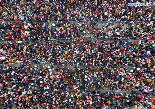 Passengers rushing home for the coming Spring Festival, or the Chinese Lunar New Year, are seen stranded out of Guangzhou railway station in Guangzhou,south China's Guangdong Province, Feb. 2, 2016.Some 50,000 passengers were detained in the railway station due to delays of trains caused by continous bad weather. (Photo: Xinhua/Liu Dawei) Passengers rushing home for the coming Spring Festival, or the Chinese Lunar New Year, are seen stranded out of Guangzhou railway station in Guangzhou,south China's Guangdong Province, Feb. 2, 2016.Some 50,000 passengers were detained in the railway station due to delays of trains caused by continous bad weather. (Photo: Xinhua/Liu Dawei)