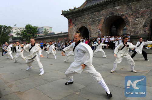 Foreigners practise kung-fu at Mount Wudang in central China's Hubei Province, June 5, 2013.(Photo: Xinhua/Hao Tongqian) Foreigners practise kung-fu at Mount Wudang in central China's Hubei Province, June 5, 2013.(Photo: Xinhua/Hao Tongqian)