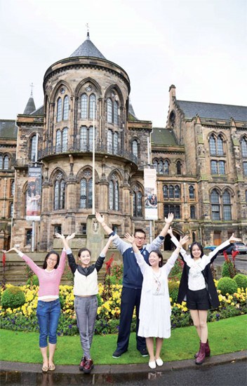 Chinese students on the campus of the University of Glasgow. It has been estimated that at Glasgow University alone, there are about 2,000 Chinese students. Provided to China Daily Chinese students on the campus of the University of Glasgow. It has been estimated that at Glasgow University alone, there are about 2,000 Chinese students. Provided to China Daily