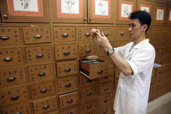 A clerk weighs traditional Chinese medicine in a Tongrentang pharmacy in Kuala Lumpur, Malaysia, in November, 2013. (Photo/China Daily) A clerk weighs traditional Chinese medicine in a Tongrentang pharmacy in Kuala Lumpur, Malaysia, in November, 2013. (Photo/China Daily)
