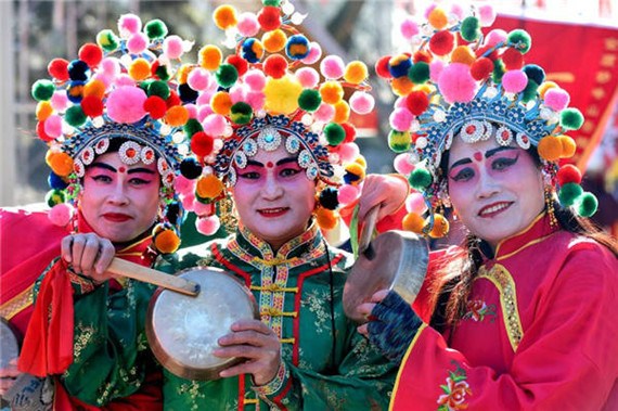 Cast members prepare for the performance during the Spring Festival rehearsal at Badachu Park in Beijing, Feb 1, 2016. (Photo/Xinhua) Cast members prepare for the performance during the Spring Festival rehearsal at Badachu Park in Beijing, Feb 1, 2016. (Photo/Xinhua)