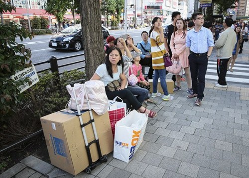 Chinese shoppers are seen in a photo taken in the Akihabara electronics shopping district in Tokyo, Japan on October 2, 2015. (File Photo/Xinhua) Chinese shoppers are seen in a photo taken in the Akihabara electronics shopping district in Tokyo, Japan on October 2, 2015. (File Photo/Xinhua)