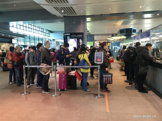 Passengers queue to refund their tickets at the Taichung high-speed railway station in Taichung, southeast China's Taiwan, Feb. 6, 2016. Taichung's southward train service has been suspended because of a 6.7-magnitude earthquake hitting Kaohsiung at 3:57 local time on Saturday (1957 GMT Friday). (Xinhua/Wang Min)