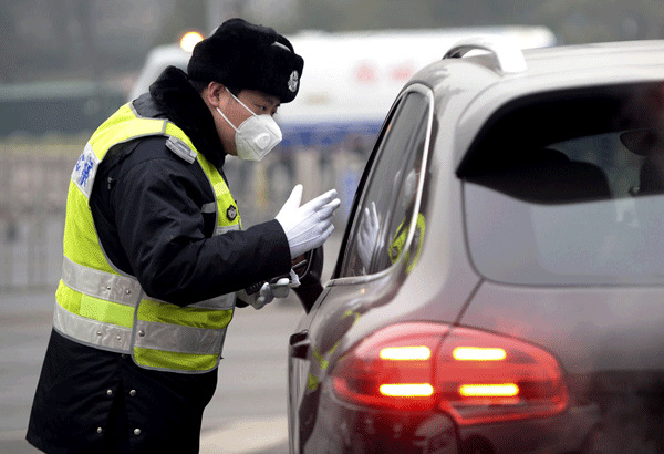 Traffic police are among those who suffer most on smoggy days. Wei Xiaohao/China Daily Traffic police are among those who suffer most on smoggy days. Wei Xiaohao/China Daily