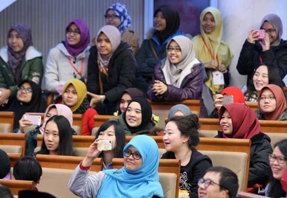 Students from Malaysia and China watch a performance during a Malaysian cultural festival organized by the Beijing Foreign Studies University in November. WANG ZHUANGFEI / CHINA DAILY Students from Malaysia and China watch a performance during a Malaysian cultural festival organized by the Beijing Foreign Studies University in November. WANG ZHUANGFEI / CHINA DAILY