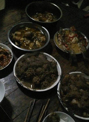 This photo shows some dishes and an old dining table that a Shanghai girl cannot bear when she meets his boyfriend's family for the first time during the Spring Festival holiday. (Photo from Weibo) This photo shows some dishes and an old dining table that a Shanghai girl cannot bear when she meets his boyfriend's family for the first time during the Spring Festival holiday. (Photo from Weibo)