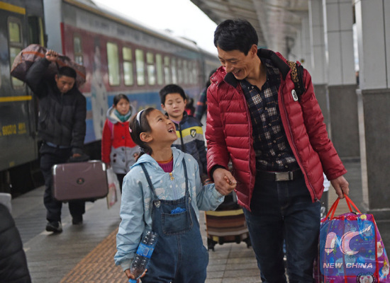 Zeng Zhiyue (L) met her father at a train station in Chongqing on Jan. 6, 2016. Her father works in a different province and can only meet her in the Spring Festival. (Photo: Xinhua/Chen Cheng) Zeng Zhiyue (L) met her father at a train station in Chongqing on Jan. 6, 2016. Her father works in a different province and can only meet her in the Spring Festival. (Photo: Xinhua/Chen Cheng)