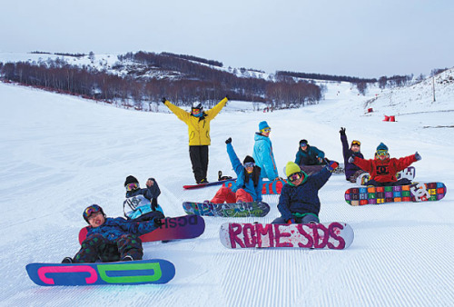 Snowboarding skiers take rest aside one of the 35 ready-made ski trails at the Genting Resort Secret Garden in Chongli county, Hebei province. (Provided to China Daily)