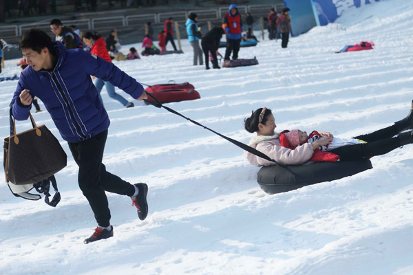 Visitors play in the snow at Taoranting Park in Beijing during the Spring Festival holiday last week.(Photo by Tian Baoxi/China Daily) Visitors play in the snow at Taoranting Park in Beijing during the Spring Festival holiday last week.(Photo by Tian Baoxi/China Daily)