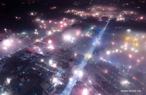 Fireworks burst in midair in Dahua County, south China's Guangxi Zhuang Autonomous Region, early Feb. 8, 2016. (Photo: Xinhua/Huang Xiaobang) Fireworks burst in midair in Dahua County, south China's Guangxi Zhuang Autonomous Region, early Feb. 8, 2016. (Photo: Xinhua/Huang Xiaobang)