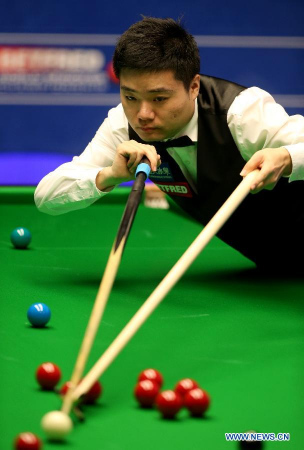 China's Ding Junhui competes during the first session of his second round match against Scotland's John Higgins at the 2015 World Snooker Championship at the Crucible Theatre in Sheffield, England on April 23, 2015. (Photo/Xinhua) China's Ding Junhui competes during the first session of his second round match against Scotland's John Higgins at the 2015 World Snooker Championship at the Crucible Theatre in Sheffield, England on April 23, 2015. (Photo/Xinhua)