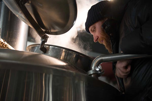 Thomas Gaestadius from Arrow Factory checks the brewing point of one of its signature craft beers at his Beijing-based plant. (Photo courtesy of Bruno Maestrini) Thomas Gaestadius from Arrow Factory checks the brewing point of one of its signature craft beers at his Beijing-based plant. (Photo courtesy of Bruno Maestrini)