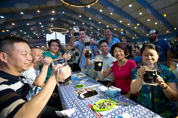 Beer sales in China are expected to increase to 49 billion liters in 2016, boosted by premium brands.(Photo: China Daily/Zhao Bing) Beer sales in China are expected to increase to 49 billion liters in 2016, boosted by premium brands.(Photo: China Daily/Zhao Bing)