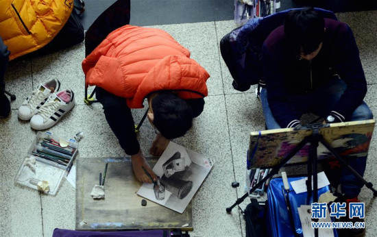 Zhang drew with a pencil between two toes on his right foot. (Photo/Xinhua) Zhang drew with a pencil between two toes on his right foot. (Photo/Xinhua)