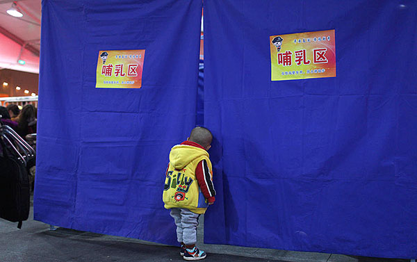 A three-year-old boy peers curiously inside a mother-and-baby room at Guangzhou Railway Station in February 2015. The temporary room was prepared for the annual Spring Festival holiday travel rush. Bai Shi / For China Daily A three-year-old boy peers curiously inside a mother-and-baby room at Guangzhou Railway Station in February 2015. The temporary room was prepared for the annual Spring Festival holiday travel rush. Bai Shi / For China Daily