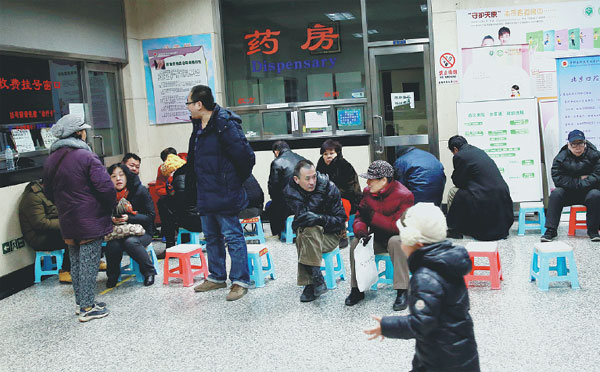 Patients wait in line for the registration windows to open at the Beijing Stomatological Hospital on Wednesday. The windows open at 7 am to sell tickets for treatment, and it is a common practice for people to use stools or other objects to reserve a place in the line. Photos by Zou Hong / China Daily Patients wait in line for the registration windows to open at the Beijing Stomatological Hospital on Wednesday. The windows open at 7 am to sell tickets for treatment, and it is a common practice for people to use stools or other objects to reserve a place in the line. Photos by Zou Hong / China Daily