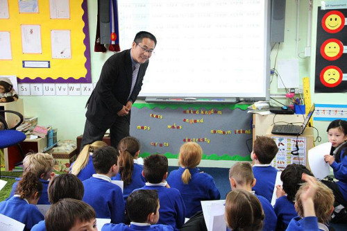 Wang Chengjun from Shanghai gives a class at Wroxham School near London. As part of an on-going exchange project between the British Department for Education and the Shanghai Municipal Education Commission, two groups of math teachers from Shanghai have been sent to Britain since last November. (Photo: CRIENGLISH.com/Duan Xuelian) Wang Chengjun from Shanghai gives a class at Wroxham School near London. As part of an on-going exchange project between the British Department for Education and the Shanghai Municipal Education Commission, two groups of math teachers from Shanghai have been sent to Britain since last November. (Photo: CRIENGLISH.com/Duan Xuelian)