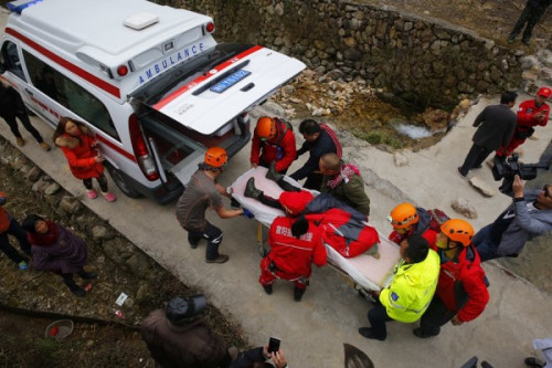 Rescuers carry a child on a stretcher in Zhejiang province, Friday, Feb 19, 2016. (Photo: chinadaily.com.cn/Shen Zhicheng) Rescuers carry a child on a stretcher in Zhejiang province, Friday, Feb 19, 2016. (Photo: chinadaily.com.cn/Shen Zhicheng)