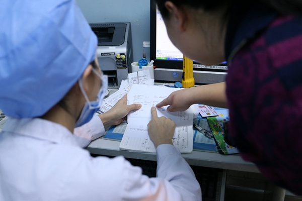 A doctor talks with a parent at the Capital Institute of Pediatrics in Beijing in January. (Photo: China Daily/Zhu Huiqing) A doctor talks with a parent at the Capital Institute of Pediatrics in Beijing in January. (Photo: China Daily/Zhu Huiqing)