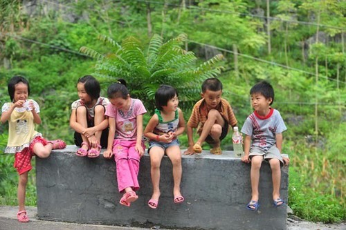 Qin Xiaohui (R) plays with the other children in his village on July 5, 2012. Qin Xiaohui, then 6, lives in Banlie Village of Bansheng Township in Dahua Yao Autonomous County, South China's Guangxi Zhuang autonomous region. [Photo/Xinhua) Qin Xiaohui (R) plays with the other children in his village on July 5, 2012. Qin Xiaohui, then 6, lives in Banlie Village of Bansheng Township in Dahua Yao Autonomous County, South China's Guangxi Zhuang autonomous region. [Photo/Xinhua)