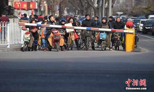 E-bikers and cyclists wait at a newly-installed barrier gate in Taiyuan, Shanxi Province, on Wednesday. Local traffic officials set up the gates to curb the rampant disregard for traffic rules among cyclists. (Photo/China News Service) E-bikers and cyclists wait at a newly-installed barrier gate in Taiyuan, Shanxi Province, on Wednesday. Local traffic officials set up the gates to curb the rampant disregard for traffic rules among cyclists. (Photo/China News Service)