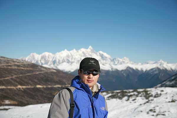 Xu Bin stands in front of Qomolangma in Tibet.(Photo provided to China Daily) Xu Bin stands in front of Qomolangma in Tibet.(Photo provided to China Daily)