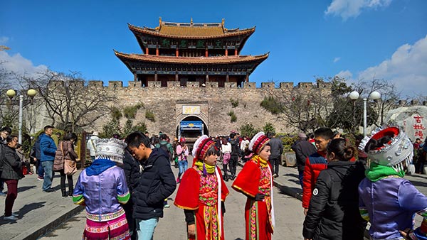 Tourists and local people in ethnic attire at the ancient town of Dali, a Bai ethnic prefecture in Yunnan province. Dali is a hot spot drawing tourists from both home and abroad for its natural landscape and rich cultural legacy. (Photo by Du Wenbin/China Daily) Tourists and local people in ethnic attire at the ancient town of Dali, a Bai ethnic prefecture in Yunnan province. Dali is a hot spot drawing tourists from both home and abroad for its natural landscape and rich cultural legacy. (Photo by Du Wenbin/China Daily)