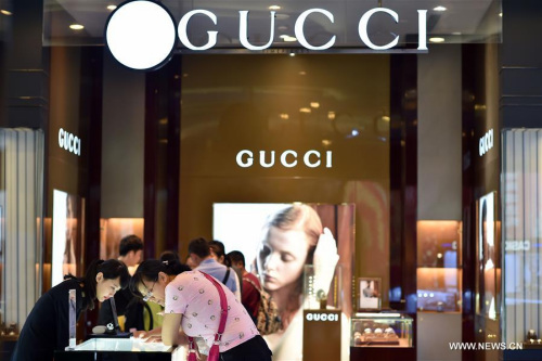 Customers select watches at Haitang Bay duty-free shopping center in Sanya, south China's Hainan Province, Jan. 31, 2016. (Photo: Xinhua/Guo Cheng) Customers select watches at Haitang Bay duty-free shopping center in Sanya, south China's Hainan Province, Jan. 31, 2016. (Photo: Xinhua/Guo Cheng)