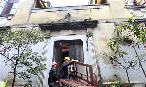 Workers remove windows from a former comfort women station in Shanghai on Monday. (Photo: Yang Hui/GT) Workers remove windows from a former comfort women station in Shanghai on Monday. (Photo: Yang Hui/GT)