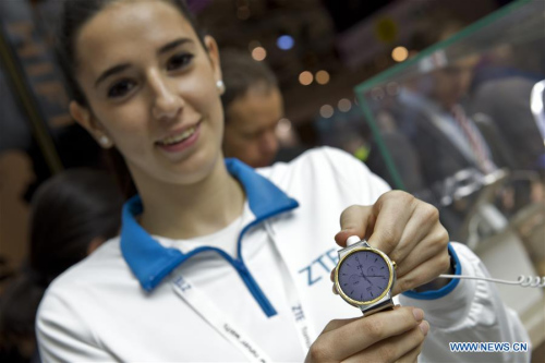 A model shows the ZTE Axon Watch at the Mobile World Congress 2016 in Barcelona, Spain, Feb. 22, 2016. The Mobile World Congress (MWC), the most important mobile communication event in the world, opened its doors in Barcelona on Monday. (Photo: Xinhua/Lino De Vallier) A model shows the ZTE Axon Watch at the Mobile World Congress 2016 in Barcelona, Spain, Feb. 22, 2016. The Mobile World Congress (MWC), the most important mobile communication event in the world, opened its doors in Barcelona on Monday. (Photo: Xinhua/Lino De Vallier)