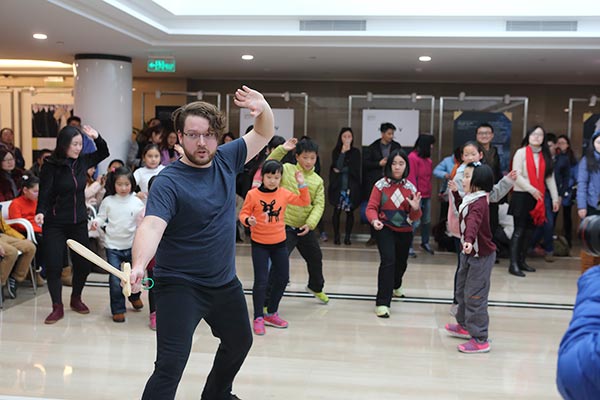 Actors from Urban Aphrodite International, a private theater company in Shanghai, host a workshop to help youngsters better understand Shakespeare's plays. (Photo provided to China Daily) Actors from Urban Aphrodite International, a private theater company in Shanghai, host a workshop to help youngsters better understand Shakespeare's plays. (Photo provided to China Daily)