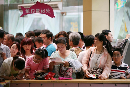 Parents gather in the outpatient hall of Nanjing Children's Hospital in Jiangsu province to register their children in July 2014.(Photo: China Daily/Wang Zhuangfei) Parents gather in the outpatient hall of Nanjing Children's Hospital in Jiangsu province to register their children in July 2014.(Photo: China Daily/Wang Zhuangfei)